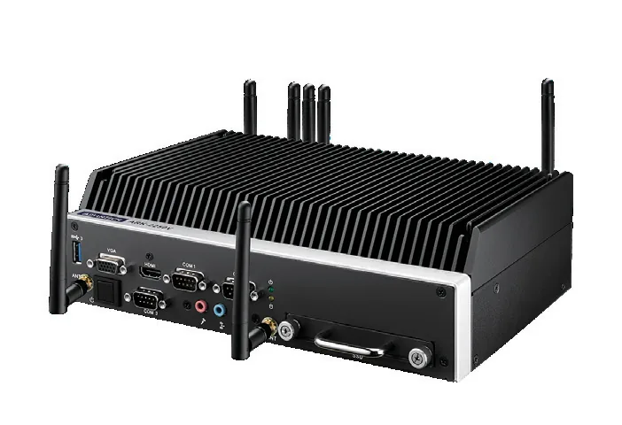 Máy tính gắn xe Advantech ARK-2250V vỏ đen cánh tản nhiệt, gắn nhiều ăng-ten, mặt trước có cổng VGA, HDMI, COM và khay ổ cứng